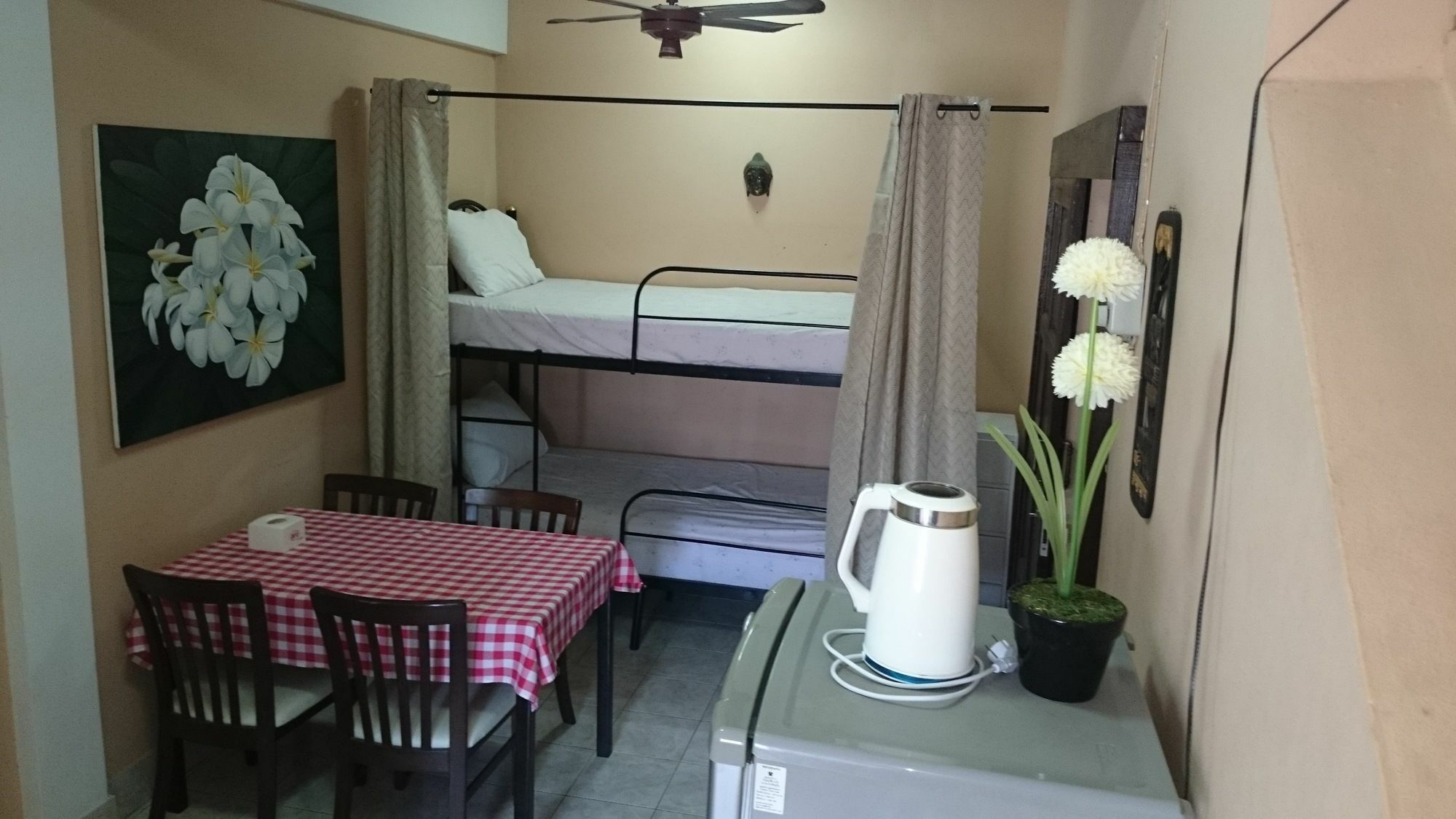 Bellmans Restaurant & Guesthouse Karon Ngoại thất bức ảnh