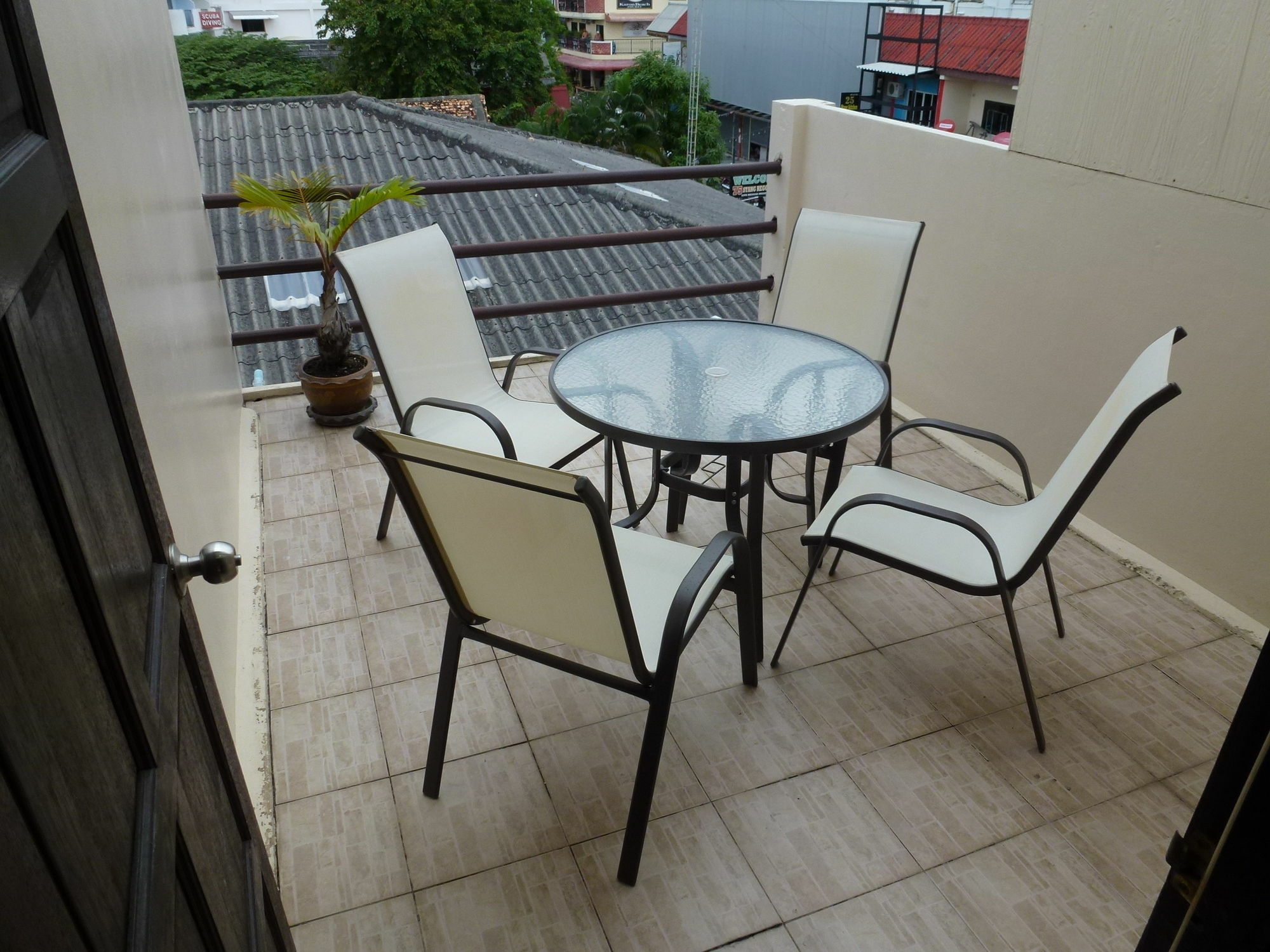 Bellmans Restaurant & Guesthouse Karon Ngoại thất bức ảnh